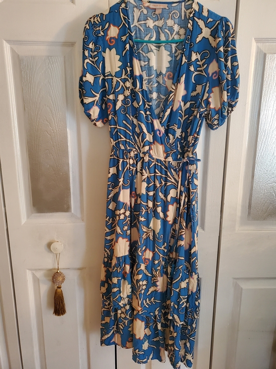 Knox Rose Dresses & Skirts - Knox Rose Blue Floral Wrap Dress with Cream Accents
